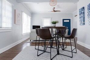 Dining - Trendy, Charming 2-bedroom bungalow in Dallas (Dallas)
