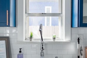Hair dryer, towels, soap, toilet paper - Trendy, Charming 2-bedroom bungalow in Dallas (Dallas)