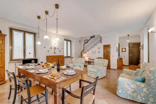 Dining - Apt. Annamaria: Family-friendly 2BR Central Base for Trips (Laveno Mombello)