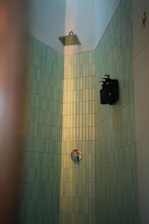 Deluxe Double Room, Garden View | Bathroom | Shower, free toiletries, hair dryer, towels - Co Day Uluwatu  (Pecatu)