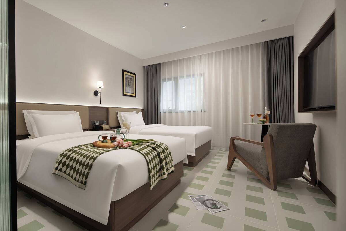 Phòng 2 giường đơn phong cách cổ điển, quang cảnh thành phố | Bàn, khu vực làm việc phù hợp cho laptop, phòng cách âm 