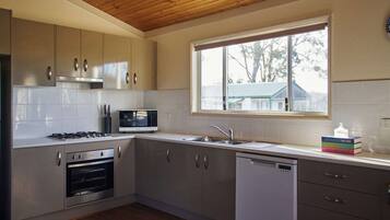 Fridge, oven, stovetop, dishwasher