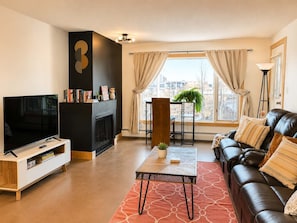 TV, offices - Charming 2Bd Apartment in Downtown Calgary (Calgary)