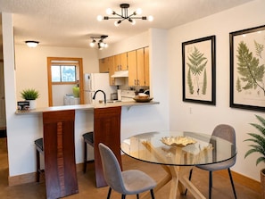 Dining - Charming 2Bd Apartment in Downtown Calgary (Calgary)