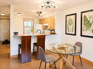Coffee/tea maker, fridge, microwave, oven - Charming 2Bd Apartment in Downtown Calgary (Calgary)