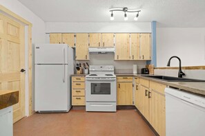 Fridge, microwave, oven, dishwasher - Cute Bankview 2BDRM Unit w/ Amazing YYC Views! (Calgary)