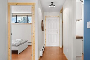 Iron/ironing board, WiFi, bed sheets - Cute Bankview 2BDRM Unit w/ Amazing YYC Views! (Calgary)