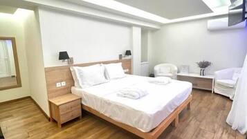 Zimmersafe, Schreibtisch, schallisolierte Zimmer, Bügeleisen/Bügelbrett