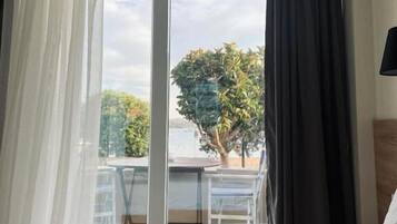 Cofres nos quartos, escrivaninha, quartos à prova de som