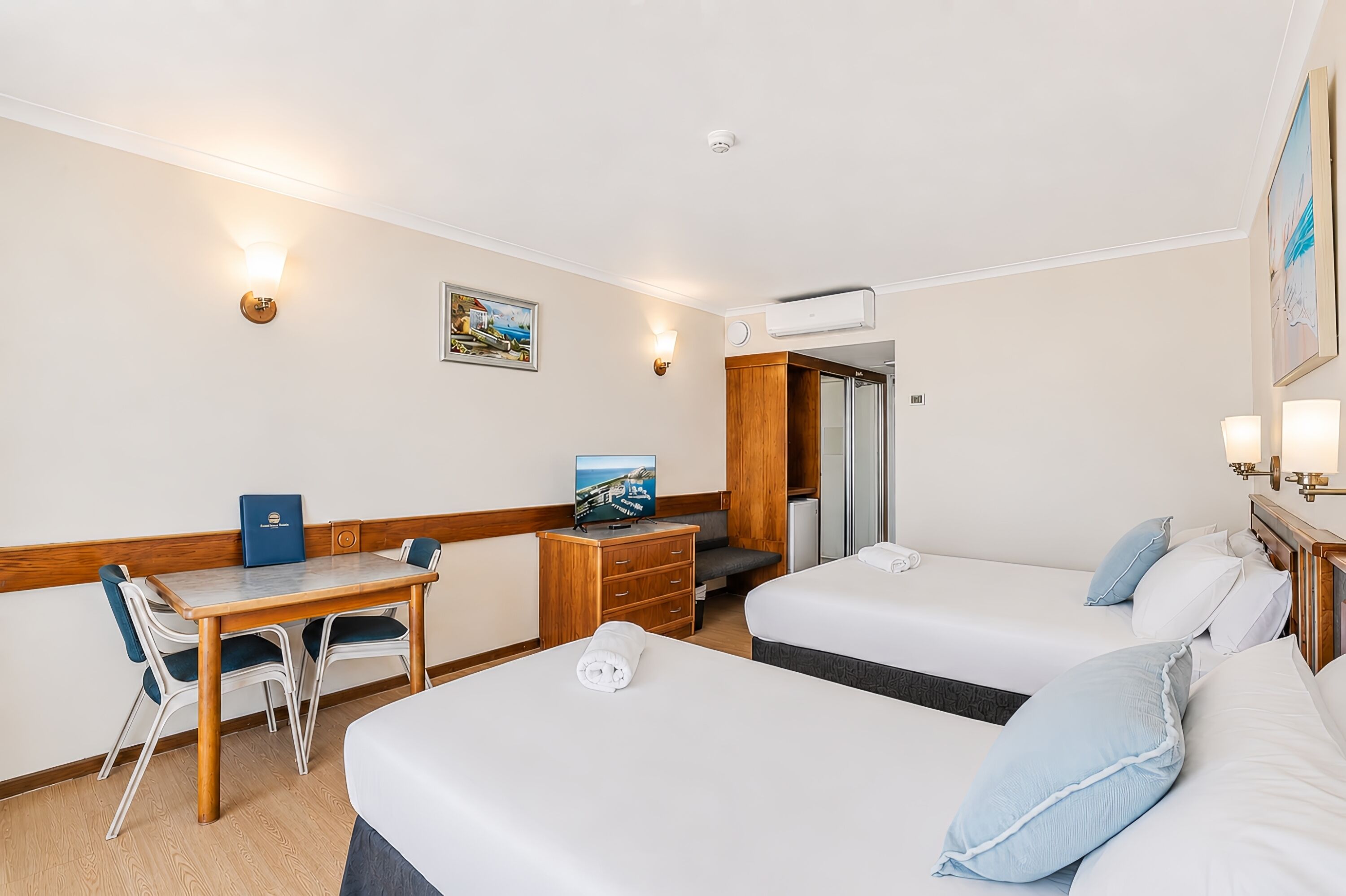 Deluxe Twin Room, Ocean View | Iron/ironing board, free WiFi, bed sheets