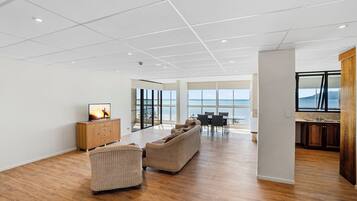 Penthouse, 2 Bedrooms, Ocean View | Living area