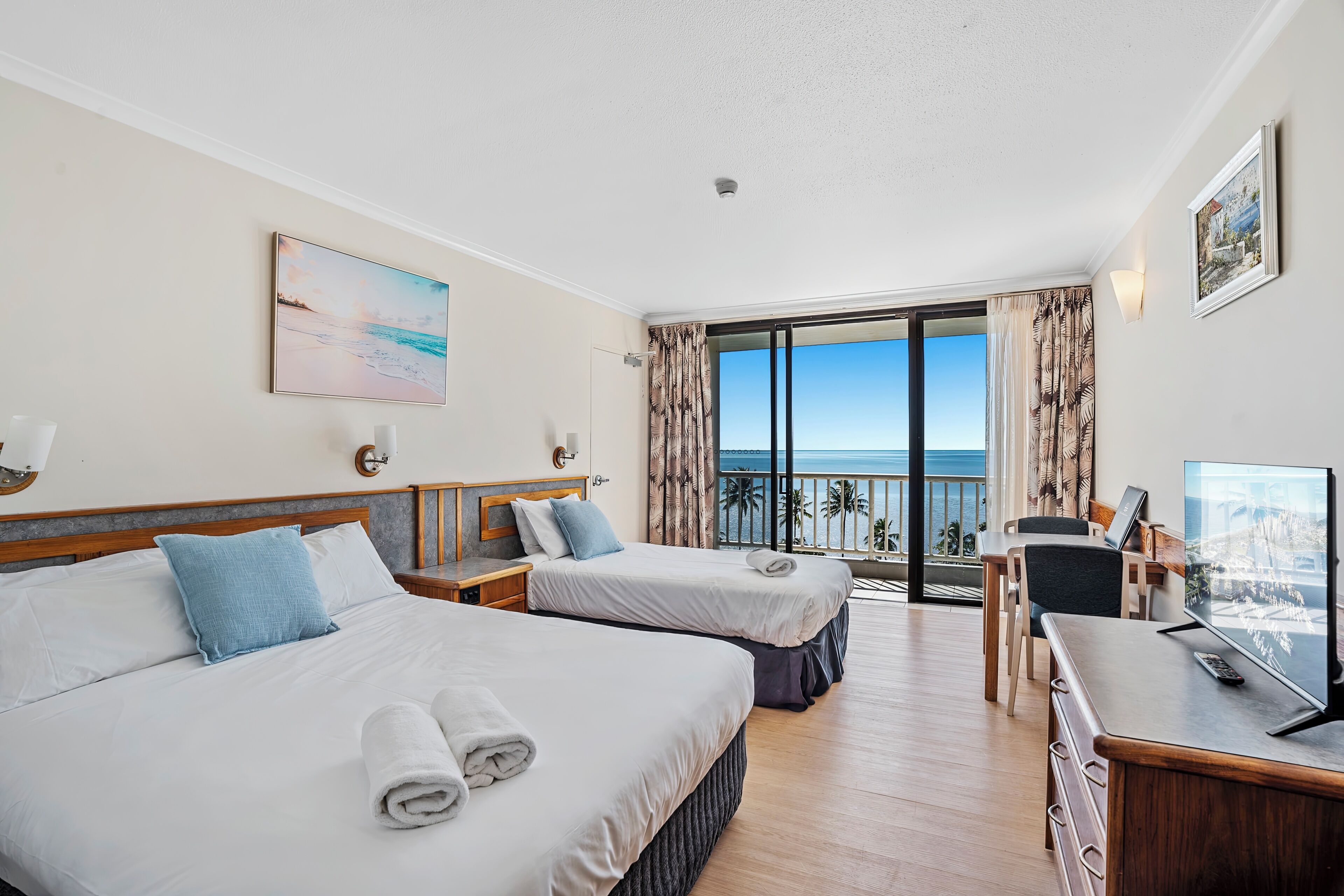 Deluxe Twin Room, Ocean View | Desk, iron/ironing board, free WiFi, bed sheets