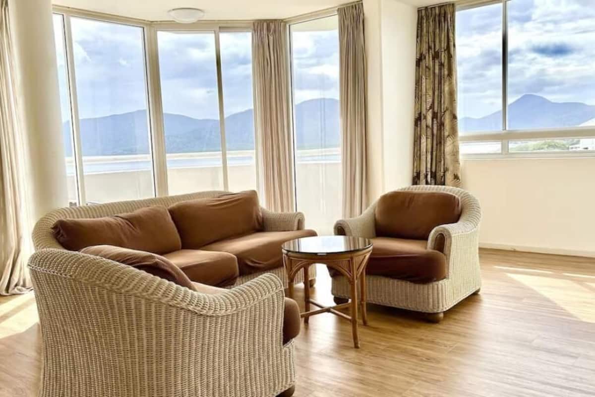 Executive Penthouse, 4 Bedrooms | Desk, iron/ironing board, free WiFi, bed sheets