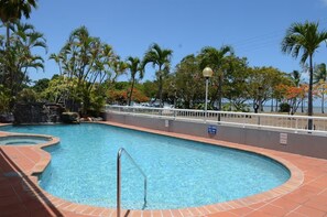 Outdoor pool - The Oceanfront Cairns (Cairns)