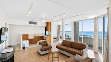Executive Penthouse, 4 Bedrooms | Desk, iron/ironing board, free WiFi, bed sheets