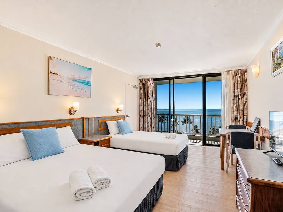 Quarto duplo luxo, vista para o oceano | Escrivaninha, ferros/tábuas de passar roupa, Wi-Fi de cortesia