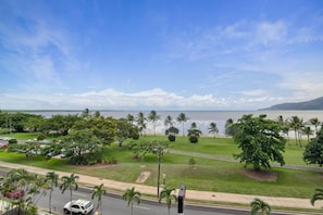 Beach/ocean view - The Oceanfront Cairns (Cairns)