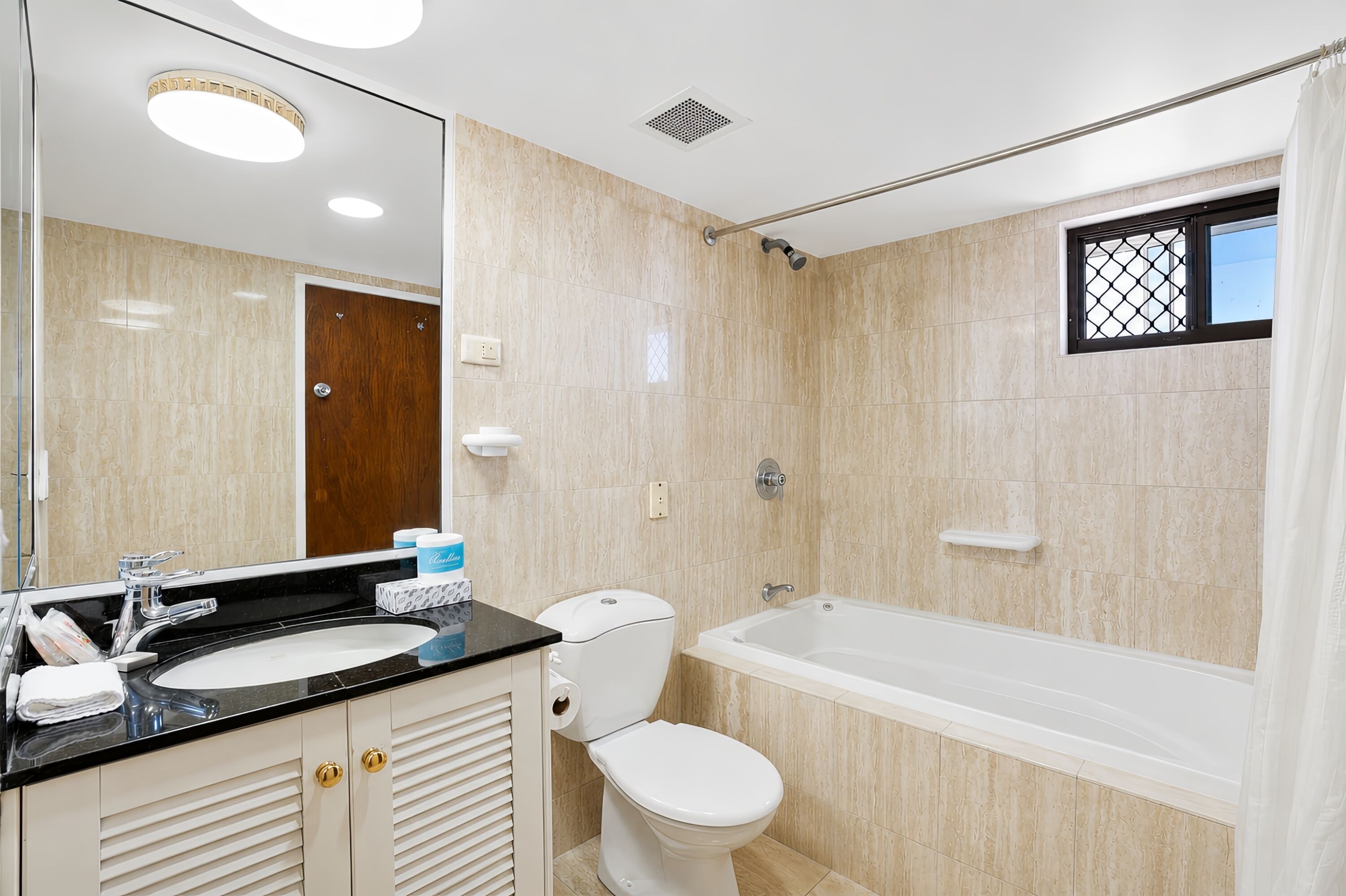 4 Bedroom Apartment | Bathroom | Shower, hair dryer, towels, soap
