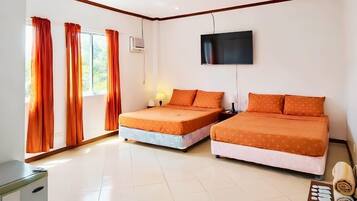 Family Room | Desk, free WiFi, bed sheets