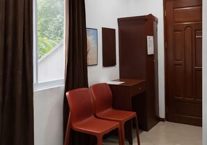 Desk, free WiFi, bed sheets - Kyleville Resort by Hiverooms (Dalaguete)