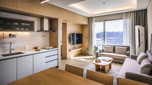 Een moderne keuken met een eethoek, een televisie en een bank met uitzicht.