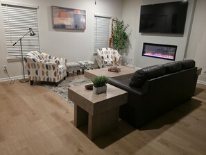 Living area - Tranquil 3-bedroom house with AC in charming Fulshear (Fulshear)