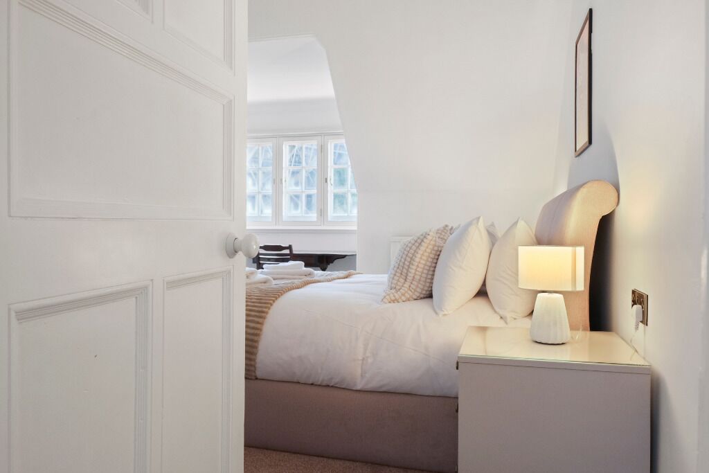 4 bedrooms, iron/ironing board, WiFi (free), bed sheets