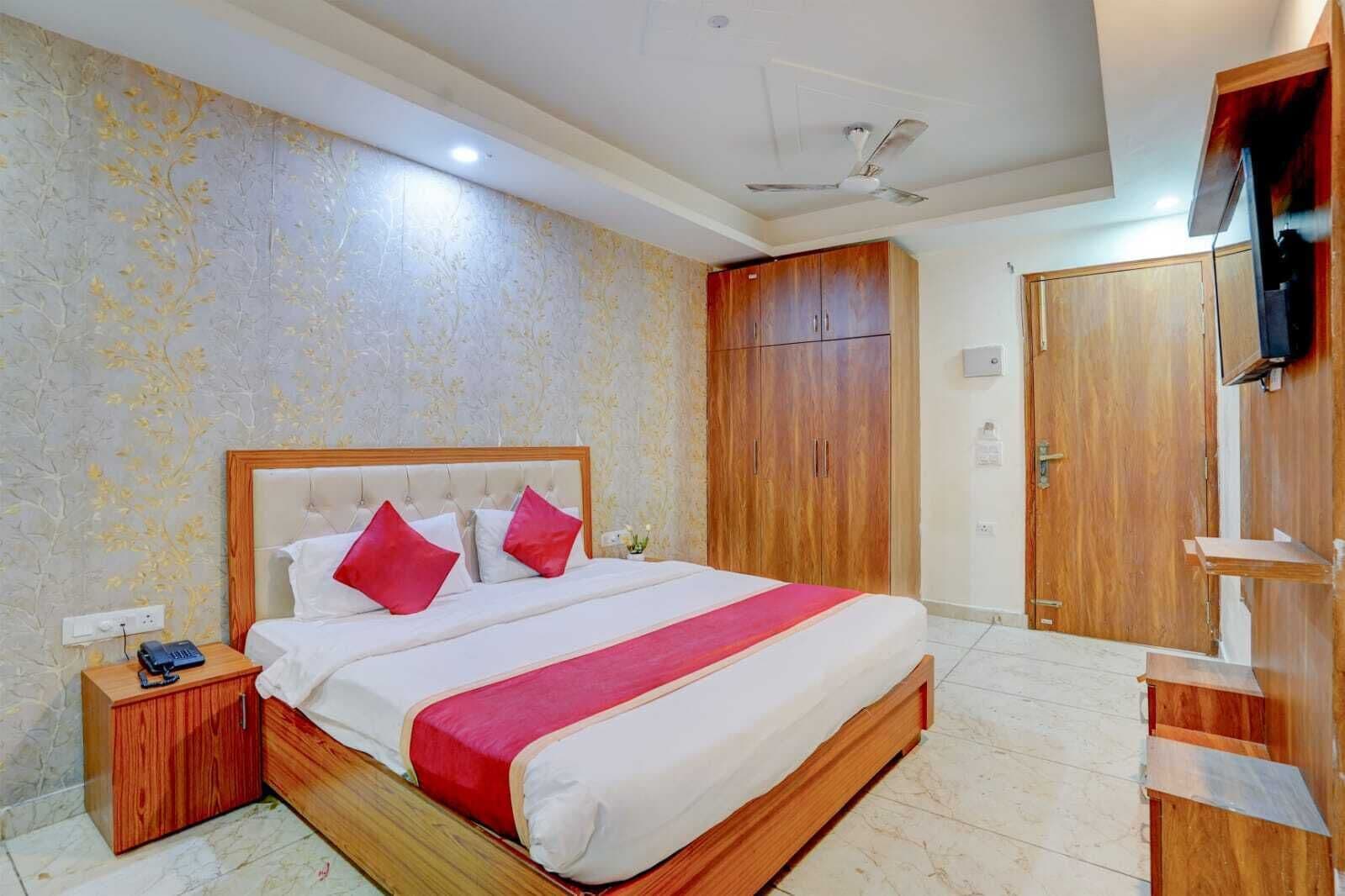 Deluxe Room | Desk, free WiFi