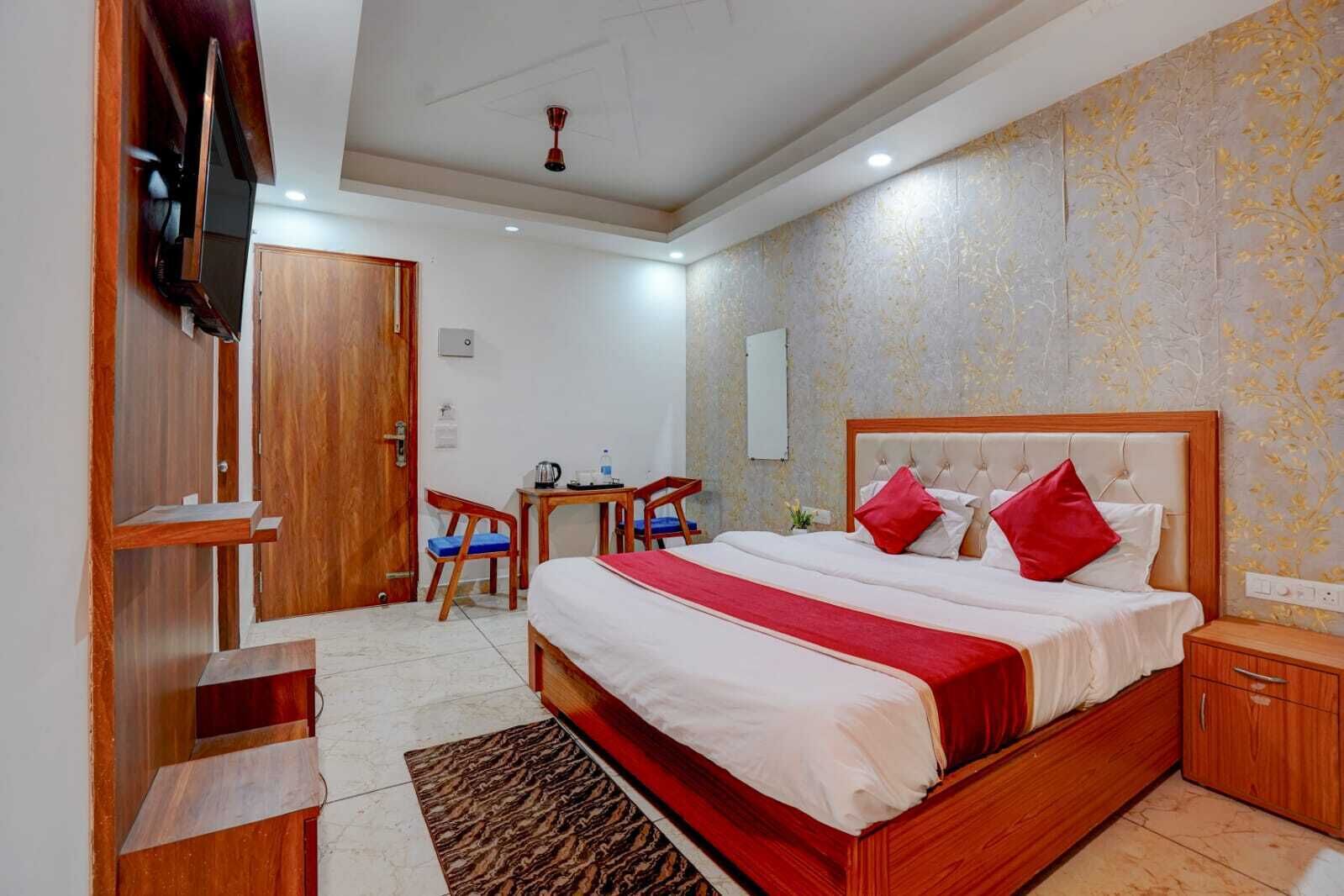 Deluxe Room | Desk, free WiFi