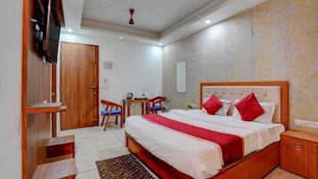 Deluxe Room | Desk, free WiFi