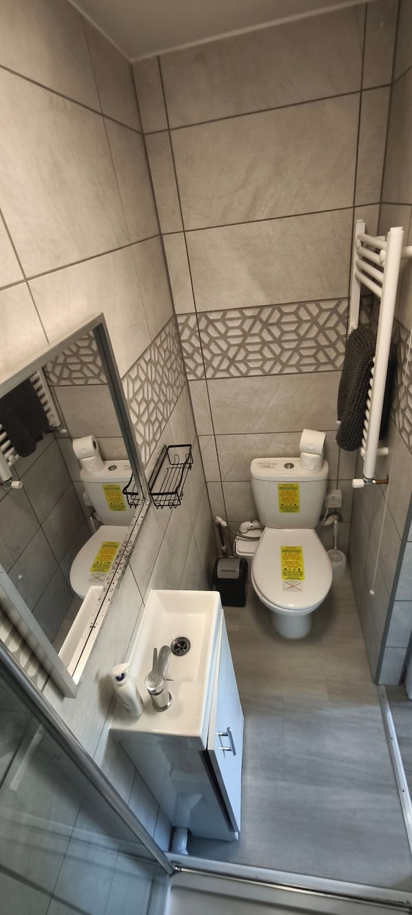 Room, 1 Bedroom | Bathroom - Room-ensuite Room Near City Centre & Riv (Chelmsford)