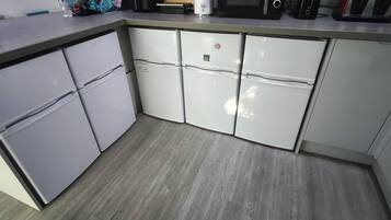 Room, 1 Bedroom | Private kitchen
