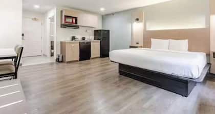 Cozy 1-bedroom hotel suite with kitchen in Columbia