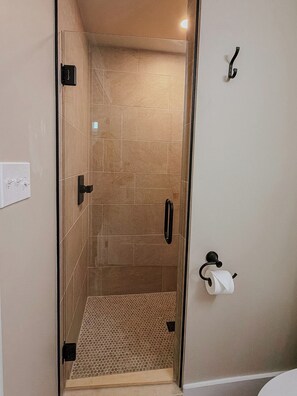 Doccia, asciugacapelli, bidet, asciugamani