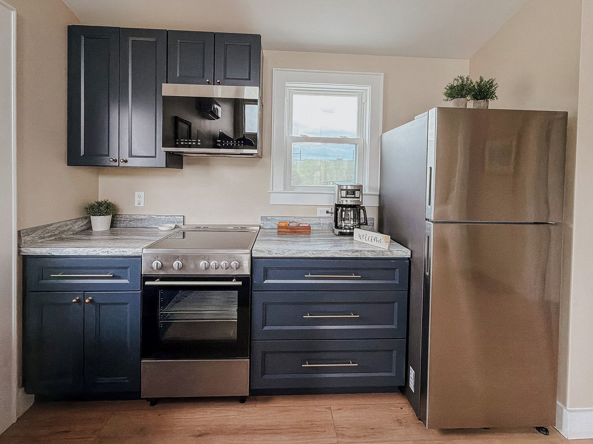 Coffee/tea maker, fridge, microwave, oven
