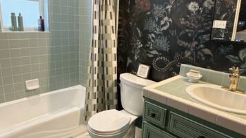 Dusche, Whirlpool, Haartrockner, Handtücher