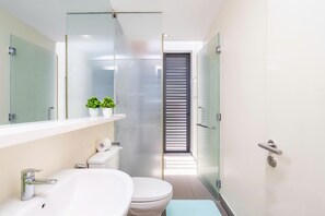 Villa, 3 habitaciones, patio, vista al patio | Baño | Regadera, amenidades de baño gratuitas, secadora de cabello, pantuflas 