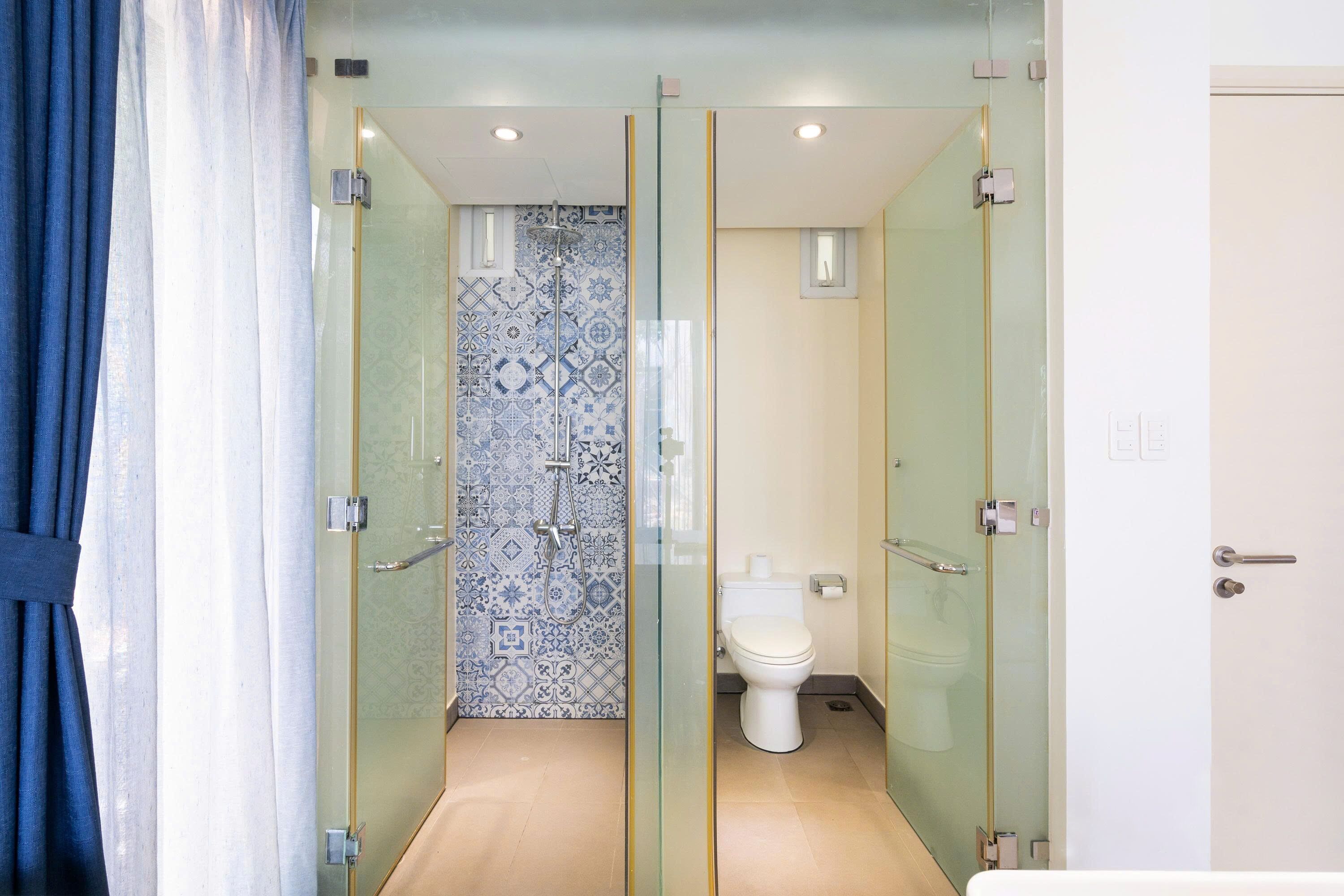 Villa, 3 camere da letto, patio, vista cortile | Bagno | Doccia, set di cortesia gratuito, asciugacapelli, pantofole