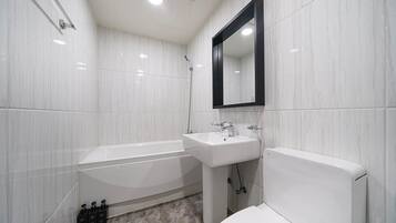 Deluxe Double Room | Bathroom | Hair dryer, towels, soap, shampoo
