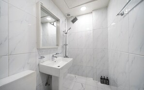 Standard Double Room, City View | Bilik Mandi | Pengering rambut, tuala disediakan, sabun, syampu 