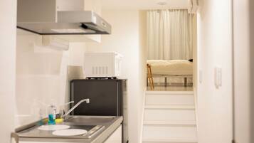 Full-size fridge, microwave, stovetop, cookware/dishes/utensils