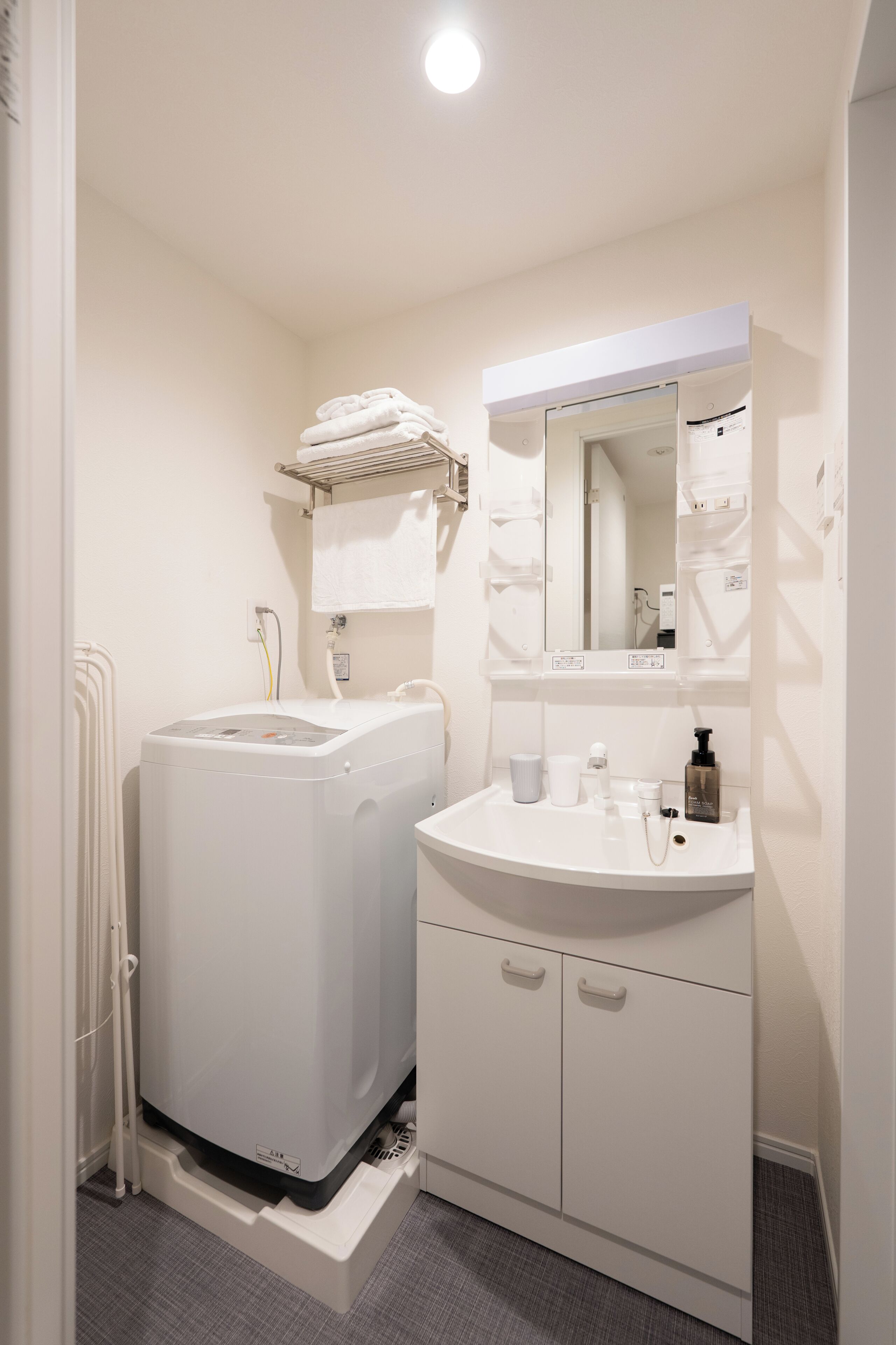 Ducha y bañera combinadas, secador de pelo, toallas y champú