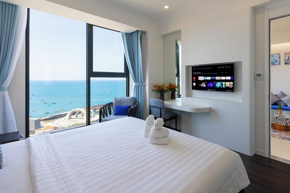 Apartment, 3 Bedrooms, Balcony, Sea View | Meja, Wi-fi percuma, cadar katil 