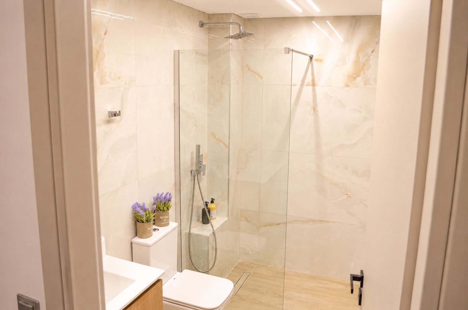 Serviettes fournies, savon, papier toilette