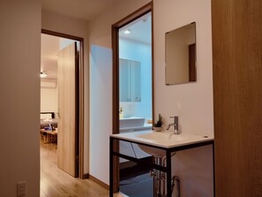 Familienapartment | Badezimmer | Duschwanne, kostenlose Toilettenartikel, Handtücher, Seife