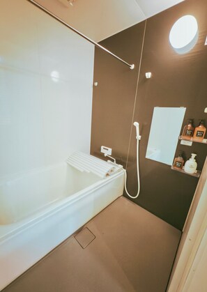 Apartamento familiar | Baño | Ducha y bañera combinadas y artículos de higiene personal gratuitos
