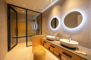 Double Room, Non Smoking, Patio | Bathroom | Separate bathtub and shower, free toiletries, hair dryer, slippers - wakatsuki yoshidaokuizumo (Unnan)