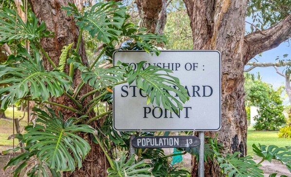 Ein Schild, das auf den Ort Stoodard Point hinweist, mit einem Hinweis auf die Einwohnerzahl darunter.