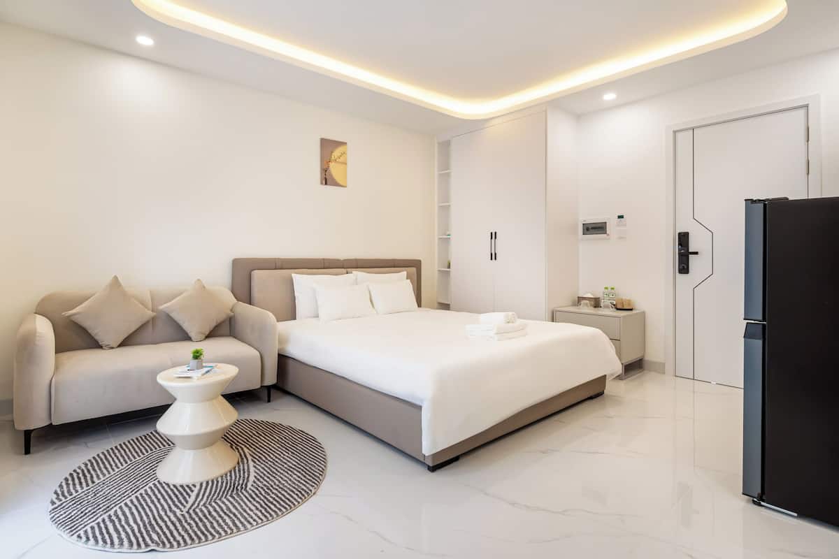 Superior Balcony Back Building View, Annex building | Premium bedding, free WiFi, bed sheets