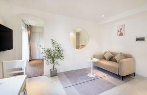 Suite Balcony, Annex building | Premium bedding, free WiFi, bed sheets